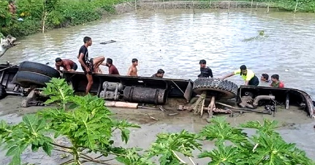  বাস পুকুরে পরে ১৭ জন নিহতের ঘটনায় চালকসহ তিনজনের বিরুদ্ধে মামলা