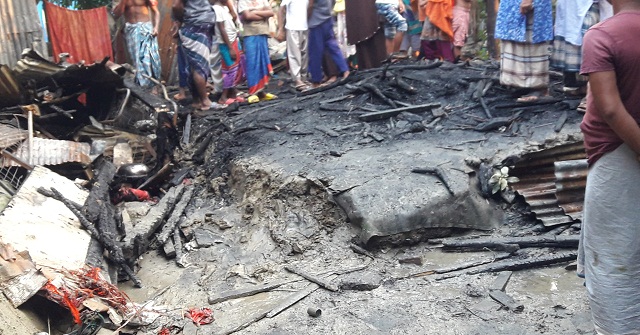 দৌলতখানে আগুনে পুড়ে বসতঘর পুড়ে ছাই