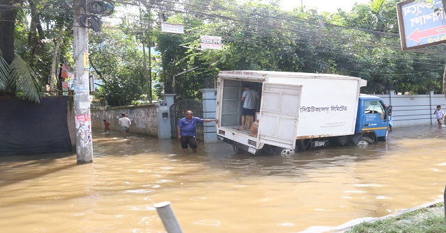 বরিশালে প্রধান প্রধান সড়ক এখনও পানিতে তলিয়ে: ৬টি বেড়িবাঁধ ক্ষতিগ্রস্ত