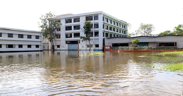দুই দিনেও নামেনি বরিশালে জমে থাকা বৃষ্টির পানি
