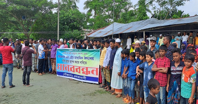 গ্রামের স্কুল শহরে স্থানান্তর, গ্রামবাসীর বিক্ষোভ