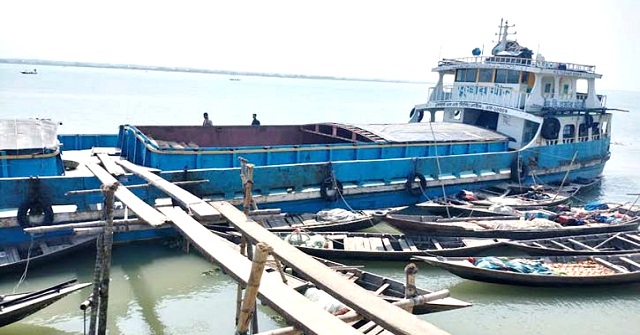 হিজলায় সরকারি চালভর্তি কার্গোয় ডাকাতির অভিযোগ 