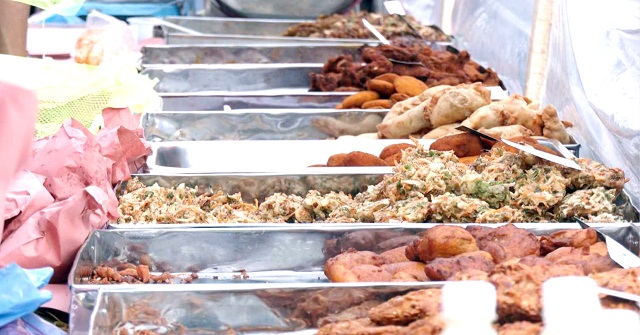 জমে উঠেছে বরিশালে কোটি টাকার ইফতার বাজার 