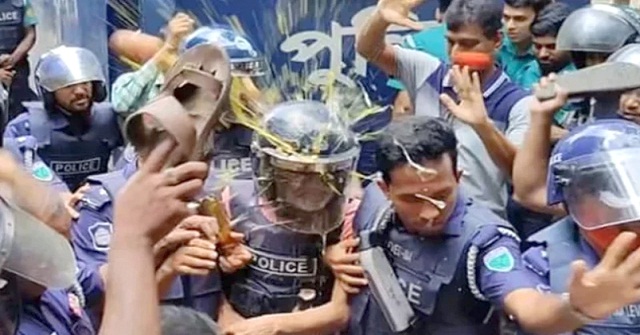 সাবেক বিচারপতি মানিককে আদালতে জুতা ও ডিম নিক্ষেপ