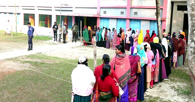 ঝালকাঠির উৎসবমুখর পরিবেশে ভোট গ্রহণ চলছে