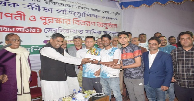 ঝালকাঠিতে গণটিকা কার্যক্রম পরিদর্শনে বিভাগীয় কমিশনার, ডিআইজি