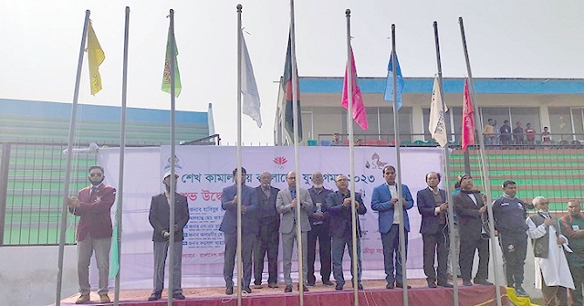 কেঁদে কেঁদে করোনা থেকে মুক্তির আশায় নদীর কাছে কান্না!