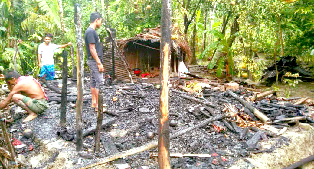 রাজাপুরে গভীর রাতে আগুনে পুড়ল ঘর, নিঃস্ব পরিবার 