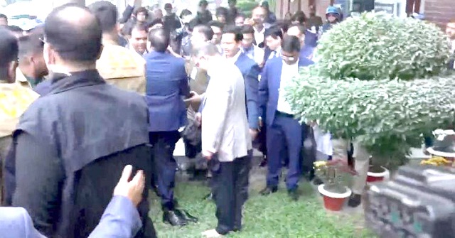 খালি পায়ে দেশের মাটি স্পর্শ