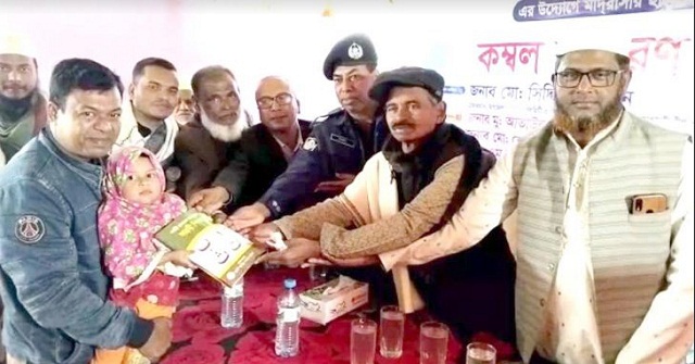 নলছিটিতে মাদরাসার শিক্ষার্থীদের মাঝে কম্বল ও বই বিতরণ
