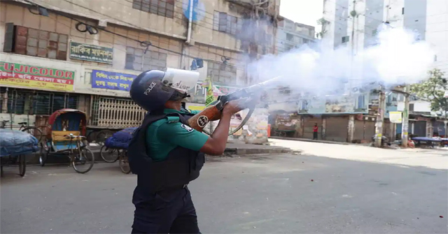  পুলিশের ছোড়া কাঁদানে গ্যাসে ছত্রভঙ্গ পোশাকশ্রমিকেরা