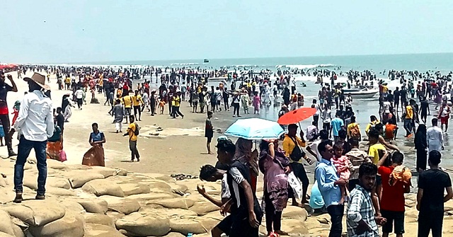 কুয়াকাটায় হাজারো পর্যটকদের উন্মাদনা