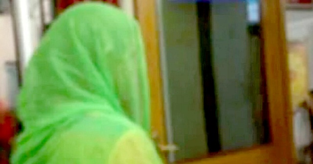 শিক্ষকের বাড়িতে অনশনে শিক্ষার্থীর মা, চায় স্ত্রী হিসেবে স্বীকৃতি