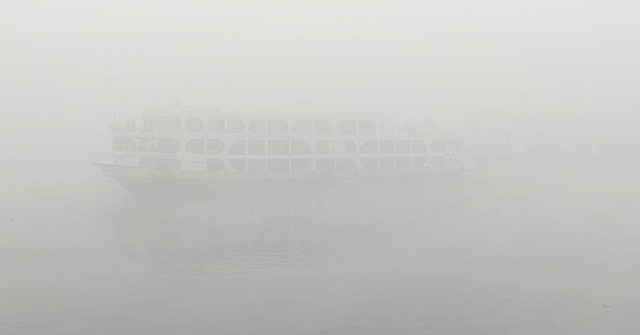 ঘন কুয়াশায় নদীর মাঝেই আটকা যাত্রীবাহী লঞ্চ