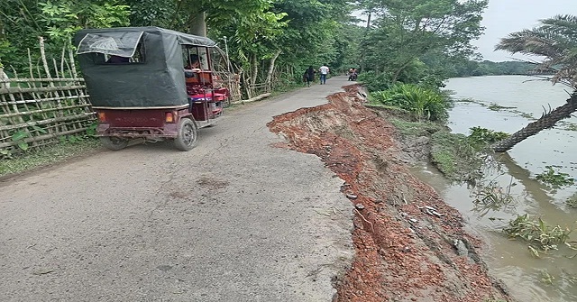 বলেশ্বরের পেটে চলে যাচ্ছে সড়ক