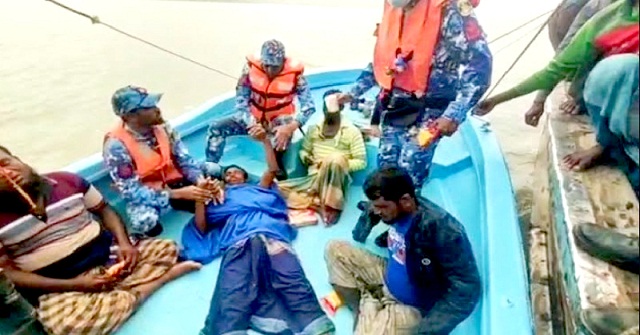 ডাকাতির সময় সাগরে ঝাঁপ দেওয়া ৯ জেলের ৪ জনকে উদ্ধার   