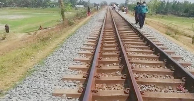 মঠবাড়িয়ায় জেলে পরিবারের মধ্যে চাল ও মাস্ক বিতরণ