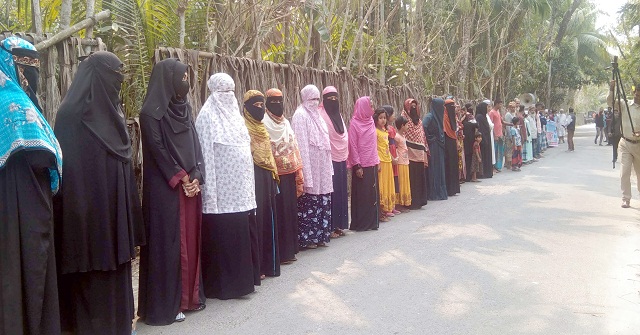  মঠবাড়িয়ায় মিথ্যা মামলা থেকে রেহাই পেতে মানববন্ধন 