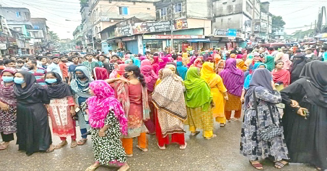 বেতন বকেয়াসহ আট দফা দাবিতে বরিশালে ফরচুন সুজ শ্রমিকদের সড়ক অবরোধ
