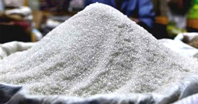 অর্ধেক কমলো চিনির আমদানি শুল্ক