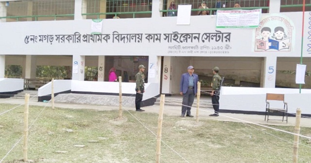 ঝালকাঠিতে ৫৪ ব্যালট ছিনিয়ে সীল মারলেন ইউপি চেয়ারম্যান!
