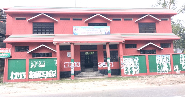 রাজাপুর বিএনপির কার্যালয়টি এখন ‘নৌকার কার্যালয়’