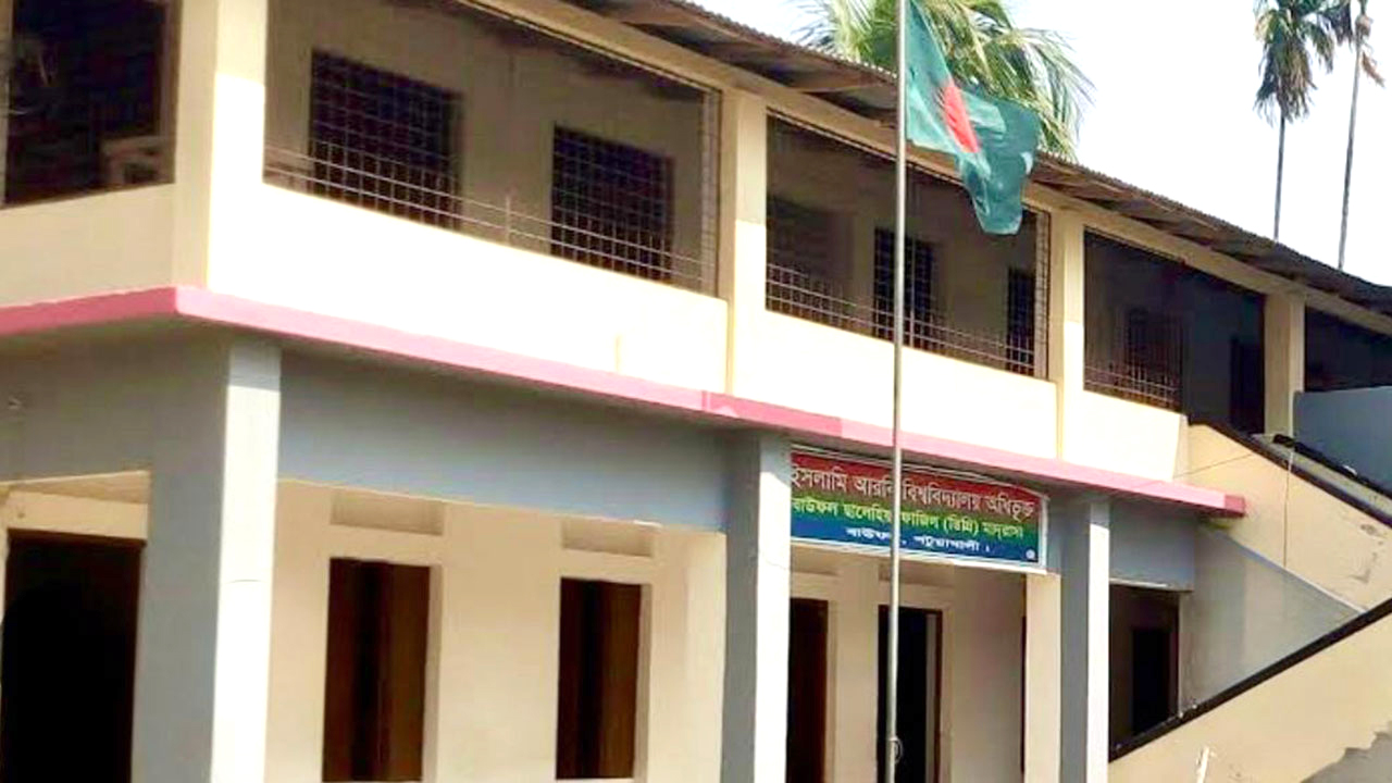 হিজাব না খোলায় শাস্তি পেলেন চার দাখিল পরীক্ষার্থী