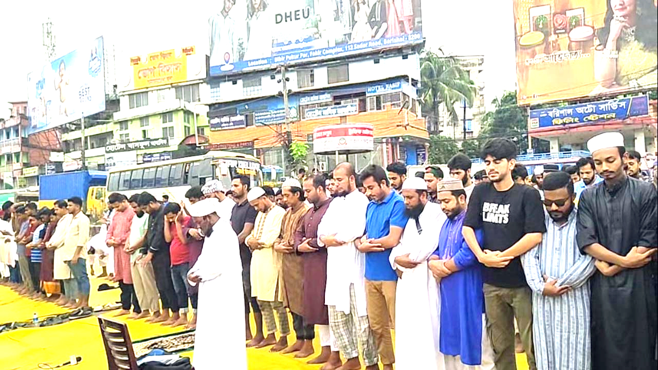 স্বাস্থ্যখাতের সংস্কার দাবিতে সড়কেই জুমার নামাজ আদায়