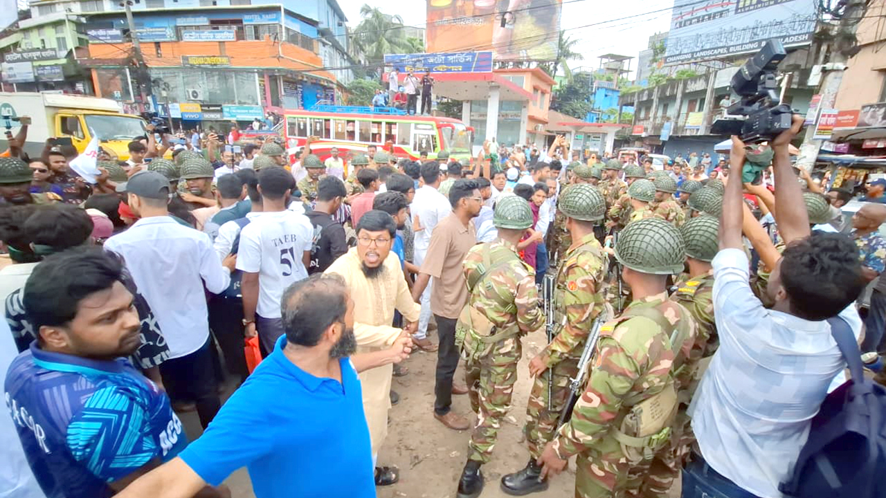 আন্দোলনে অবরুদ্ধ বরিশাল শহর