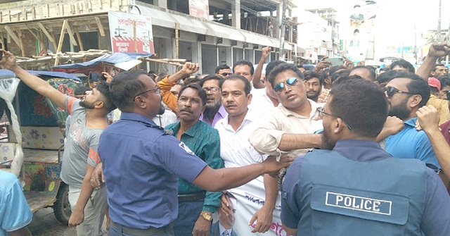 বরগুনায় বিএনপির বিক্ষোভ মিছিলে পুলিশের বাধা