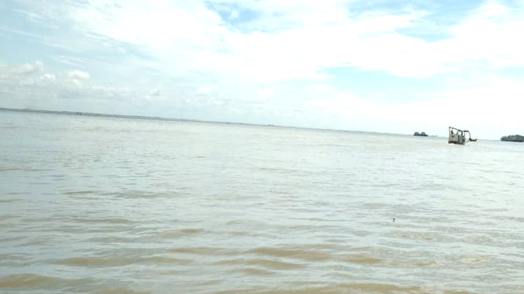 মেঘনায় জাহাজের ধাক্কায় মালবোঝাই জাহাজডুবি