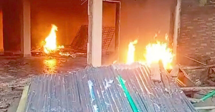 সাবেক এমপির পোড়া বাড়ি সংস্কারের চেষ্টা, ফের আগুন
