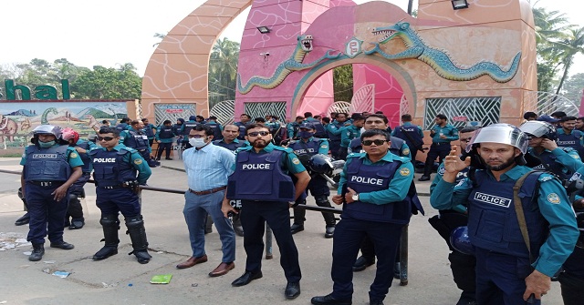সমাবেশস্থলের চারদিক ঘিরে আছে পুলিশ