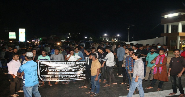 বরিশাল-পটুয়াখালী মহাসড়কে অবরোধ করে ববি শিক্ষার্থীদের বিক্ষোভ
