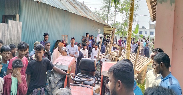 নোয়াখালীতে নিয়ন্ত্রণ হারিয়ে ট্রাক্টর দোকানে, নিহত ১