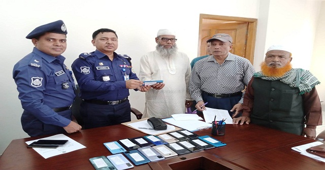 বরিশালে চুরি যাওয়া ও হারানো ১৭ ফোন উদ্ধার