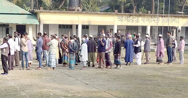পটুয়াখালীতে বেলা বাড়ার সঙ্গে বাড়ছে ভোটার উপস্থিতি