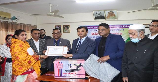 বরিশালে অনগ্রসর জনগোষ্ঠীর মাঝে সেলাই মেশিন বিতরণ