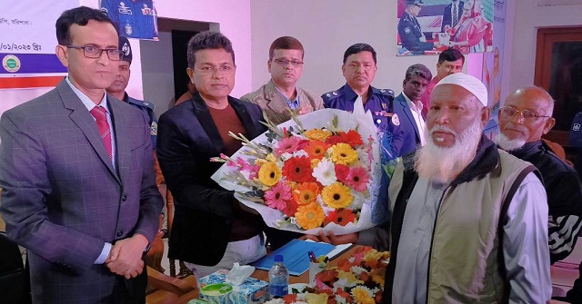 বরিশালের বেদে সম্প্রদায়ের পাশে অতিরিক্ত আইজিপি হাবিবুর রহমান 