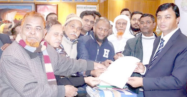  প্রাণ বাঁচাতে ২০ যাত্রীর নদীতে ঝাঁপ!