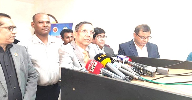 শিল্প-কারখানা খোলার ঘোষণায় ঝুঁকি নিয়ে ঢাকায় ফিরছে কর্মীরা