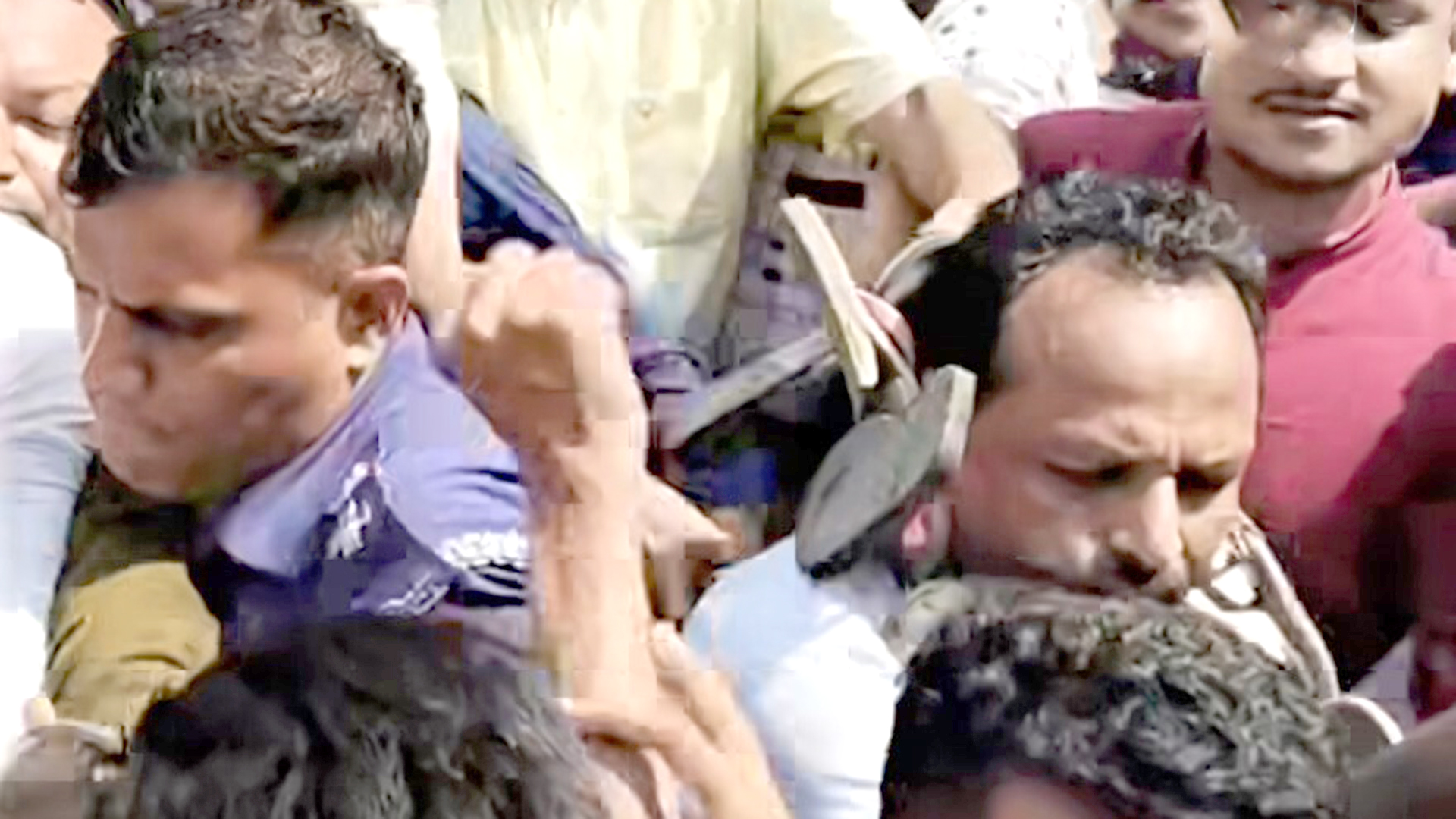 ছাত্রীর সঙ্গে অনৈতিক কর্মকাণ্ডের অভিযোগে জুতার মালা পরিয়ে শিক্ষককে মারধর
