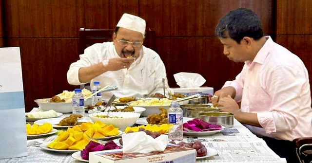 আগৈলঝাড়ায় শিক্ষার্থীর মাঝে শিক্ষা উপকরণ বিতরণ