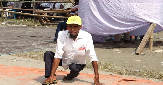 হামাগুড়ি দিয়ে বিএনপির গণসমাবেশে মজিবর