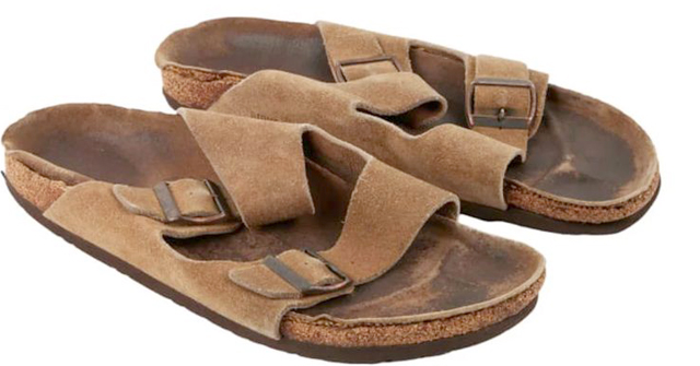 এই ছেঁড়া জুতার দাম ২ কোটি ২৫ লাখ টাকা! কে পরতেন এটি?