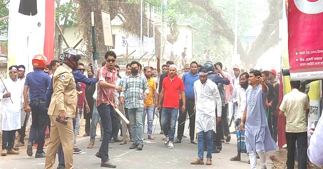 বাউফলে ওসির সামনে ধারালো অস্ত্রহাতে যুবকের ছবি ভাইরাল