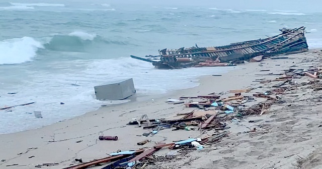 ইতালিতে নৌকাডুবে ৩০ অভিবাসীর মৃত্যু