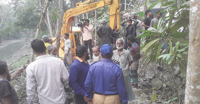 জমি রক্ষা করতে গিয়ে বাধার মুখে প্রশাসন