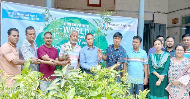 বরিশাল জেলা আইনজীবী সমিতিতে গাছের চারা বিতরণ