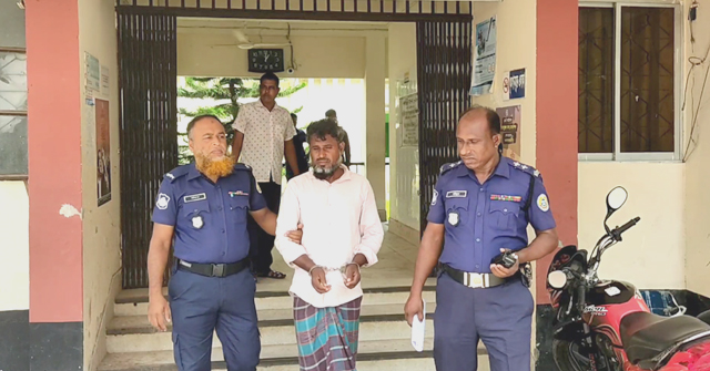 নলছিটিতে অবৈধ ড্রেজার দিয়ে বালু উত্তোেনের সময় একজন আটক